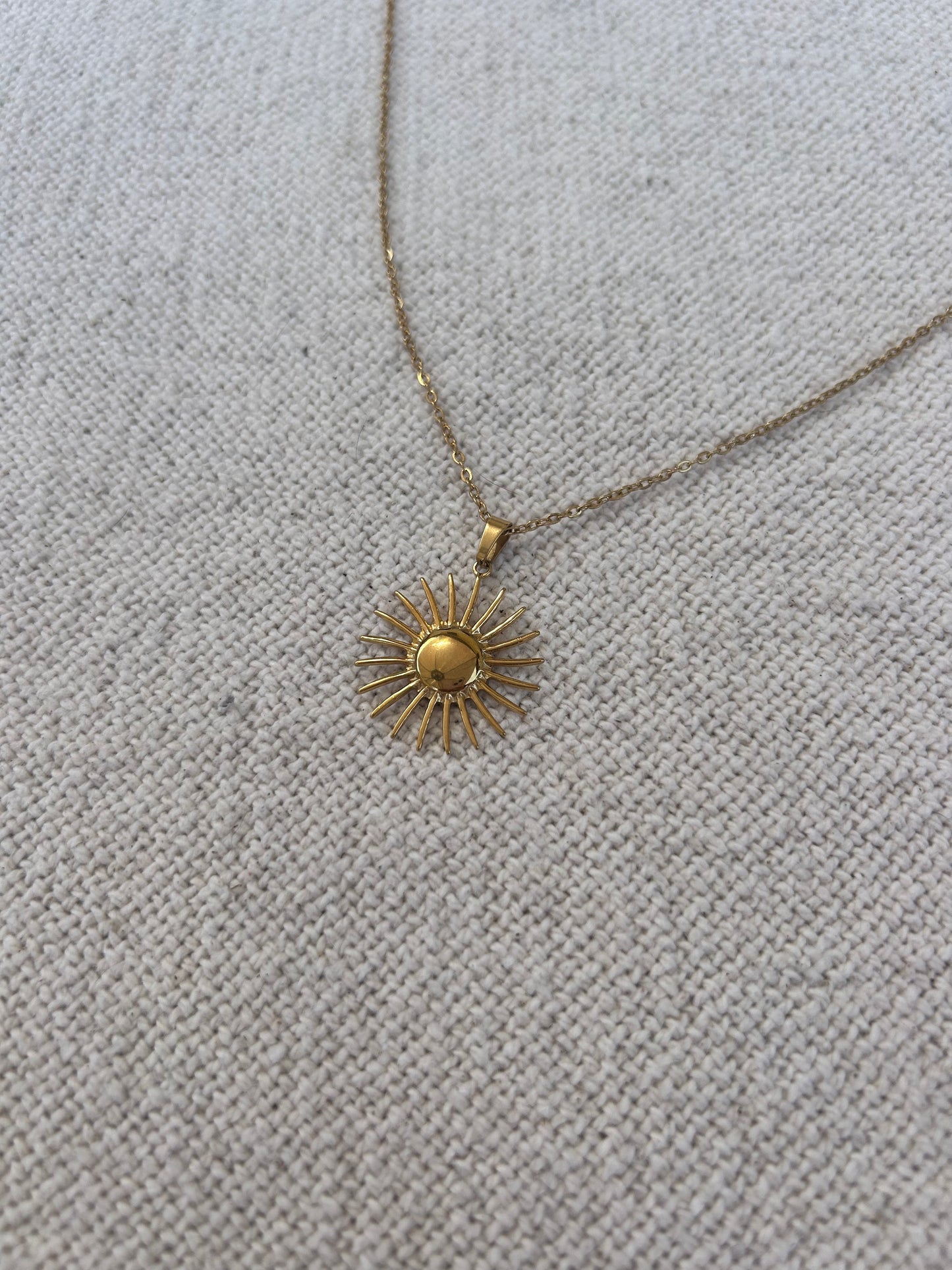 Collier soleil MARA en acier inoxydable DORÉ
