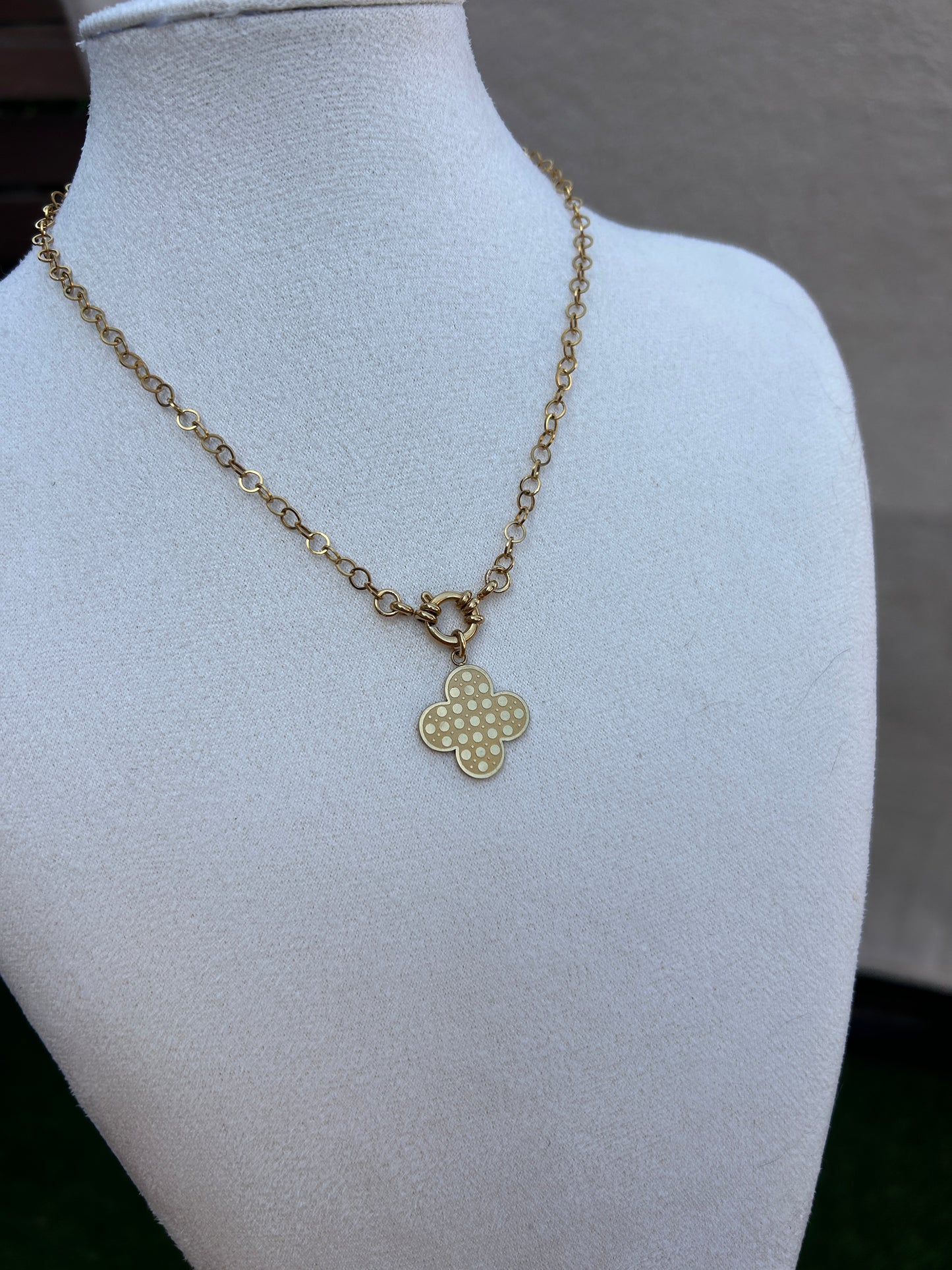 Collier unique TRÈFLE en acier inoxydable DORÉ