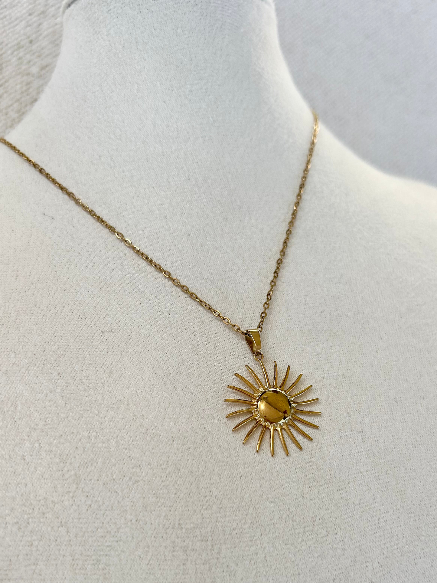 Collier soleil MARA en acier inoxydable DORÉ