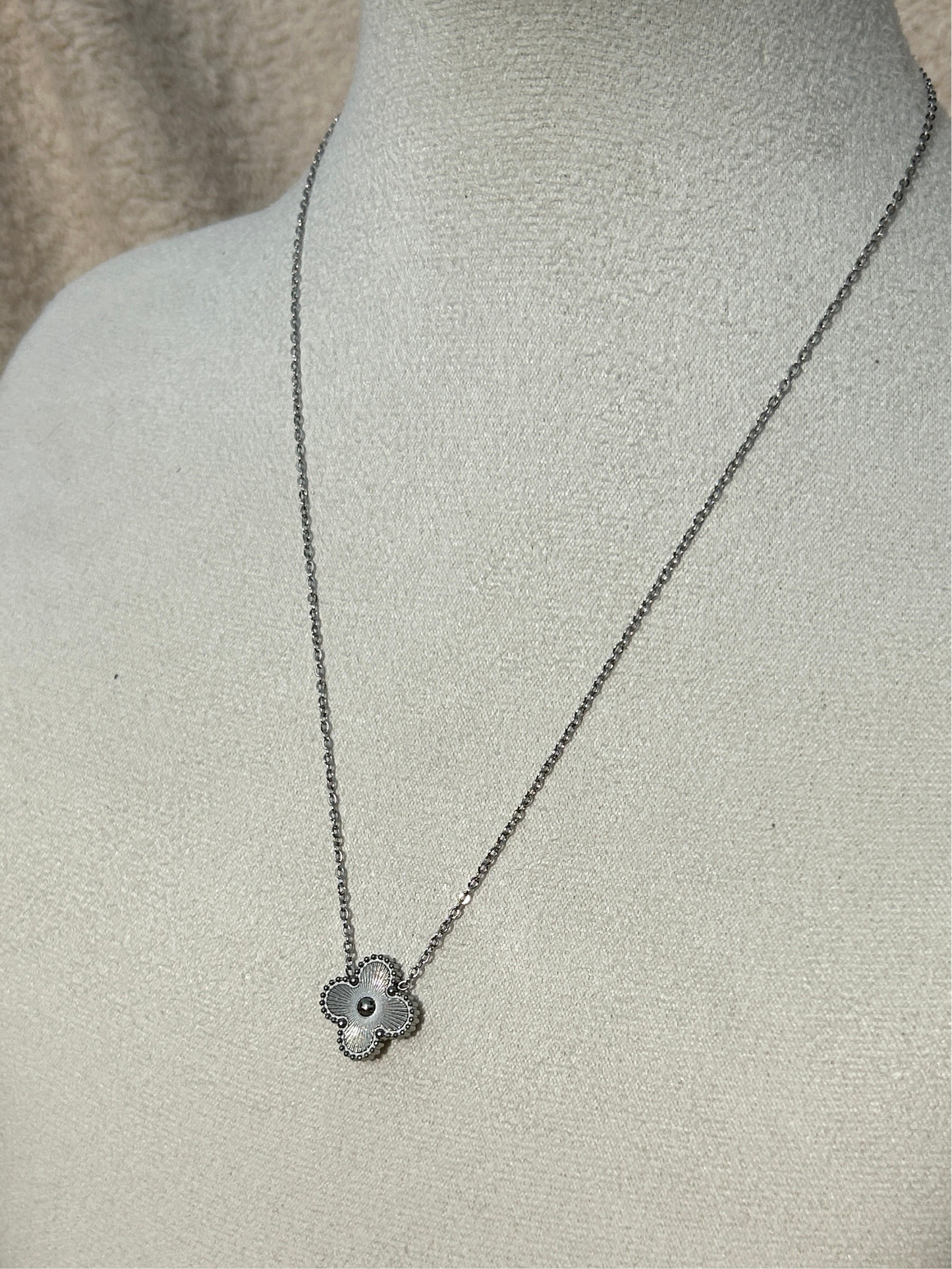 Collier CONNIE trèfle en acier inoxydable ARGENTÉ