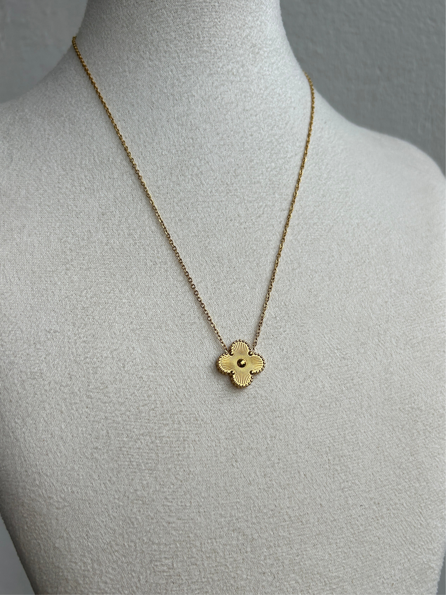 Collier CONNIE trèfle en acier inoxydable DORÉ