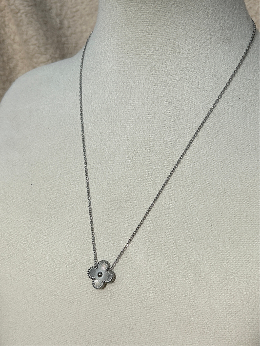 Collier CONNIE trèfle en acier inoxydable ARGENTÉ