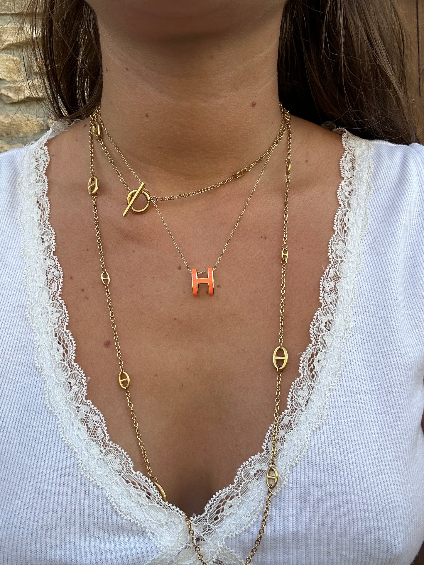 Collier initiale H orange